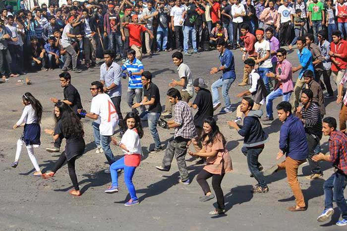 যানজটের অপর নাম ফ্ল্যাশ মব যানজটের অপর নাম ফ্ল্যাশ মব