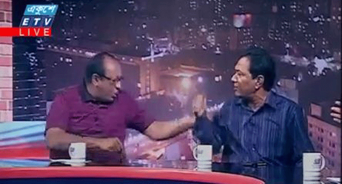 টক শো’তে বাকযুদ্ধ গড়াল হাতাহাতিতে (ভিডিও) টক শো’তে বাকযুদ্ধ গড়াল হাতাহাতিতে (ভিডিও)