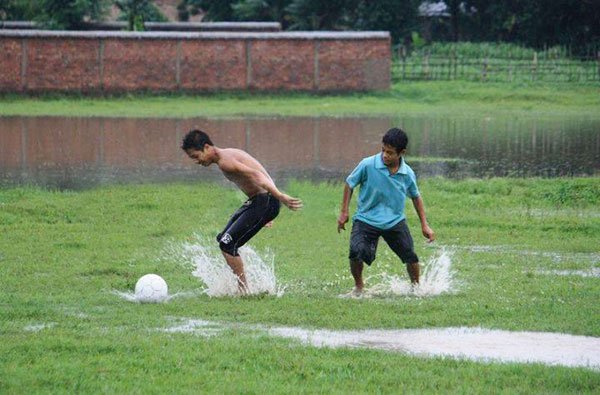 গগনে গরজে মেঘ, ঘন বরষা