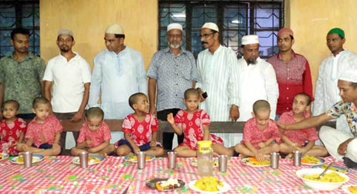 আগৈলঝাড়ায় অনাথ শিশুদের সাথে আশিক আবদুল্লাহর ইফতার