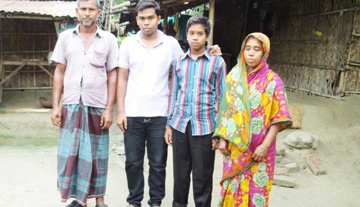 অর্থাভাবে কী থেমে যাবে মেধাবী রাকিবের পড়াশোনা ? অর্থাভাবে কী থেমে যাবে মেধাবী রাকিবের পড়াশোনা ?