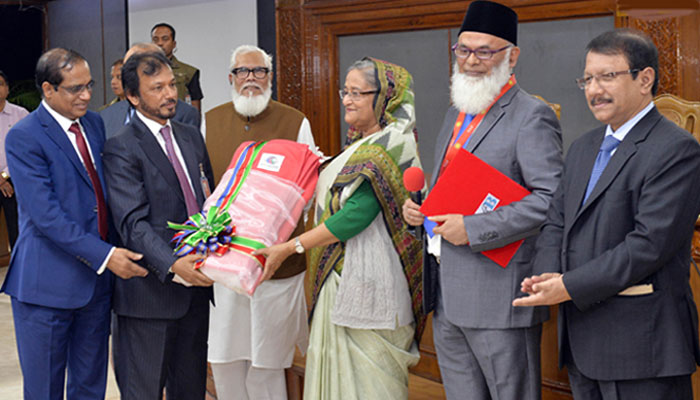 প্রধানমন্ত্রীর ত্রাণ তহবিলে কম্বল প্রদান করেছে বিএবি