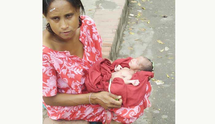 ভূমিষ্ট সন্তান কোলে বখাটেদের রোষে নারী, এগিয়ে এলেন তরুণী ভূমিষ্ট সন্তান কোলে বখাটেদের রোষে নারী, এগিয়ে এলেন তরুণী