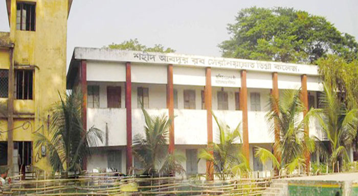 অধ্যক্ষ ও তার স্ত্রী বিরুদ্ধে ভর্তি বাণিজ্যের অভিযোগ অধ্যক্ষ ও তার স্ত্রী বিরুদ্ধে ভর্তি বাণিজ্যের অভিযোগ