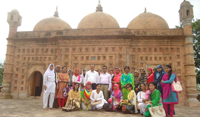 নয়াবাদ মসজিদ ও কান্তজিউ মন্দির দর্শনে শিক্ষার্থীরা