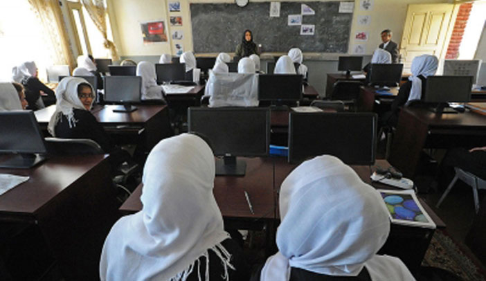কান্দাহারে অনলাইনে শিক্ষা নিচ্ছে আফগান তরুণীরা