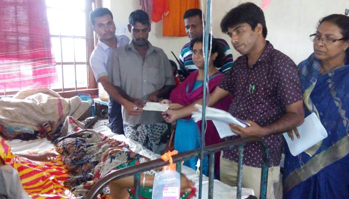দুর্ঘটনায় হতাহতদের পাশে কুষ্টিয়া জেলা প্রশাসন দুর্ঘটনায় হতাহতদের পাশে কুষ্টিয়া জেলা প্রশাসন
