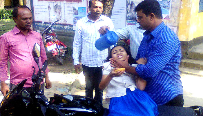 ক্লাস বন্ধ করে এনজিও’র র্যালিতে শিক্ষার্থীরা, অজ্ঞান ১ ক্লাস বন্ধ করে এনজিও’র র্যালিতে শিক্ষার্থীরা, অজ্ঞান ১