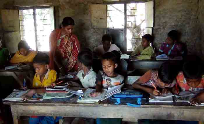 সমস্যায় জর্জড়িত আদিবাসী বিদ্যালয়, শিক্ষকদের মানবেতর জীবন সমস্যায় জর্জড়িত আদিবাসী বিদ্যালয়, শিক্ষকদের মানবেতর জীবন