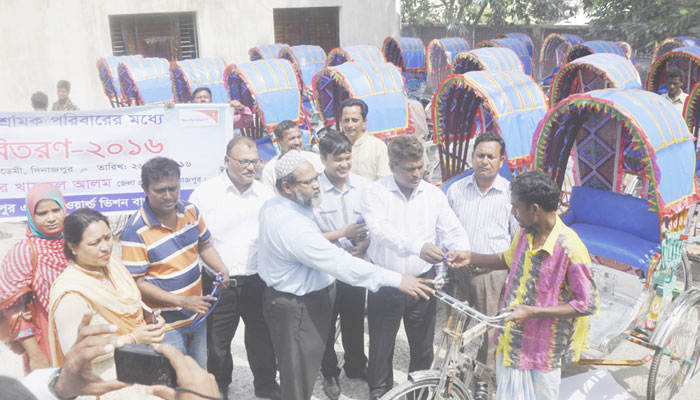 দিনাজপুরে ওয়ার্ল্ড ভিশনের উদ্যোগে দরিদ্রদের মাঝে রিক্সা বিতরণ