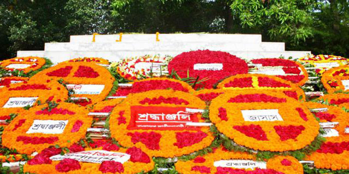 ১১৭তম জন্মবার্ষিকীতে কবি সমাধিতে ফুলেল শ্রদ্ধা ১১৭তম জন্মবার্ষিকীতে কবি সমাধিতে ফুলেল শ্রদ্ধা