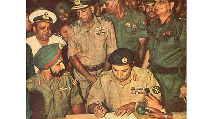 বিজয় : মিত্রবাহিনীর কাছে পাকিস্তানী সৈন্যদের আত্মসমর্পণ বিজয় : মিত্রবাহিনীর কাছে পাকিস্তানী সৈন্যদের আত্মসমর্পণ