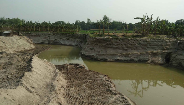 শাজাহানপুরে ডোবা নালায় পরিণত হচ্ছে কৃষি জমি