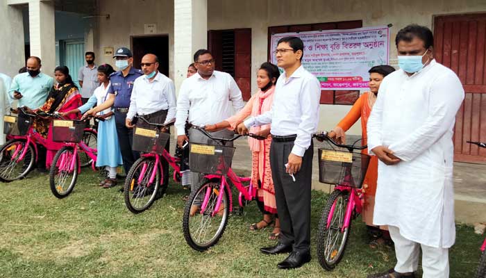 আক্কেলপুরে ক্ষুদ্র নৃ-গোষ্ঠি শিক্ষাথীরা পেল সাইকেল ও শিক্ষাবৃত্তি