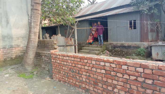 আশুলিয়ায় নিজ বাড়িতে বন্দী বিধবা ফিরোজা আশুলিয়ায় নিজ বাড়িতে বন্দী বিধবা ফিরোজা