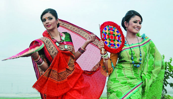 শাড়ীতেই নারীর সৈন্দর্য্য বৈচিত্রময় শাড়ীতেই নারীর সৈন্দর্য্য বৈচিত্রময়