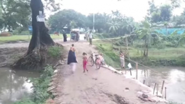 বিনা টেন্ডারে ৫০ লাখ টাকার ব্রিজ: টাকা উত্তোলন হলেও শুরু হয়নি কাজ বিনা টেন্ডারে ৫০ লাখ টাকার ব্রিজ: টাকা উত্তোলন হলেও শুরু হয়নি কাজ