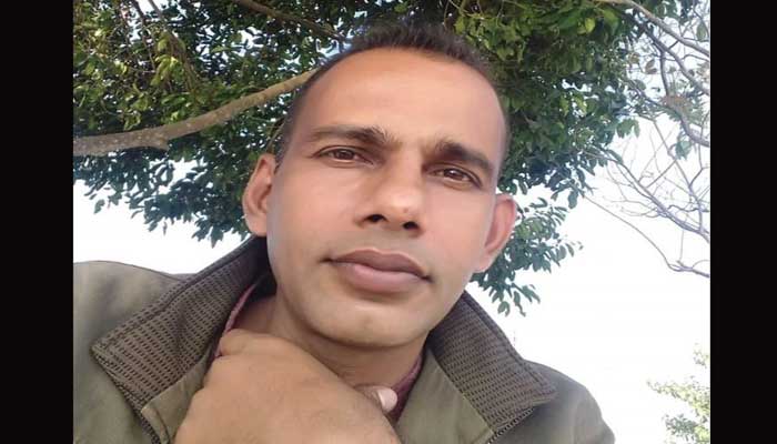 কে বলে নেই সে কাছে কে বলে নেই সে কাছে
