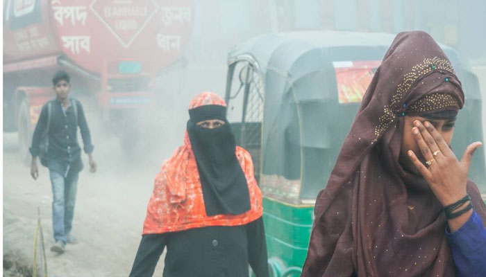 বায়ুদূষণে শীর্ষে: স্বাস্থ্য ঝুঁকিতে ঢাকার বাসিন্দারা