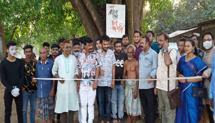 নাড়ির টানে গ্রামের বটলায় চিত্র প্রদর্শনীতে মানুষের ভিড় নাড়ির টানে গ্রামের বটলায় চিত্র প্রদর্শনীতে মানুষের ভিড়