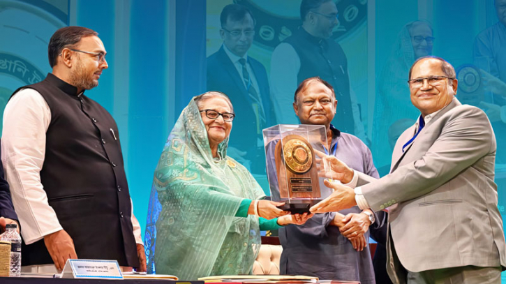 জাতীয় রপ্তানি ট্রফির স্বর্ণ পদক পেল ওয়ালটন জাতীয় রপ্তানি ট্রফির স্বর্ণ পদক পেল ওয়ালটন