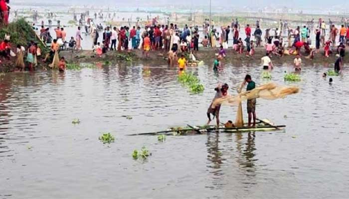 ঠাকুরগাঁও বুড়ির বাঁধে মাছ ধরা উৎসব ঠাকুরগাঁও বুড়ির বাঁধে মাছ ধরা উৎসব