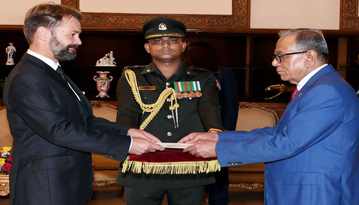 রোহিঙ্গা প্রত্যাবাসনে ফ্রান্সের সমর্থন চান রাষ্ট্রপতি রোহিঙ্গা প্রত্যাবাসনে ফ্রান্সের সমর্থন চান রাষ্ট্রপতি