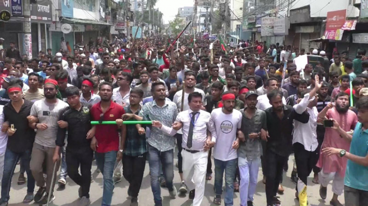 যশোরে ছাত্র-জনতার দখলে রাজপথ যশোরে ছাত্র-জনতার দখলে রাজপথ