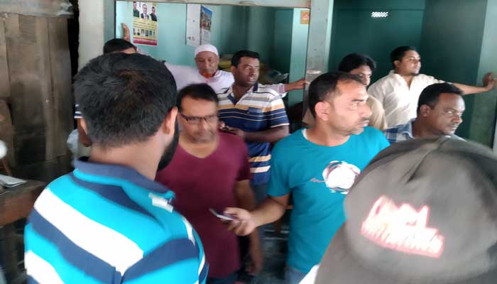 ঘুষ নিয়েও সংযোগ না দেয়ায় অবরুদ্ধ পিডিবির ইঞ্জিনিয়ার ঘুষ নিয়েও সংযোগ না দেয়ায় অবরুদ্ধ পিডিবির ইঞ্জিনিয়ার
