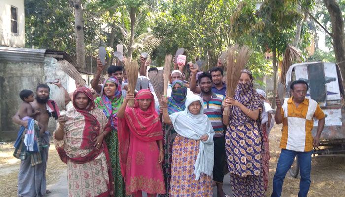 ইউপি চেয়ারম্যানের বিরুদ্ধে ঝাটা ও জুতা মিছিল