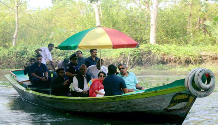 ভাসমান পেয়ারা হাট পরিদর্শনে ভারতীয় হাইকমিশনার