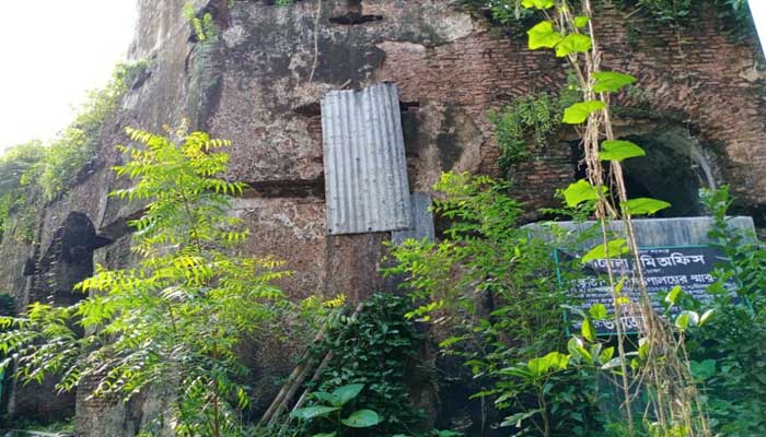 ইতিহাসের ধ্বংসস্তুপে দখলদারদের আগ্রাসন