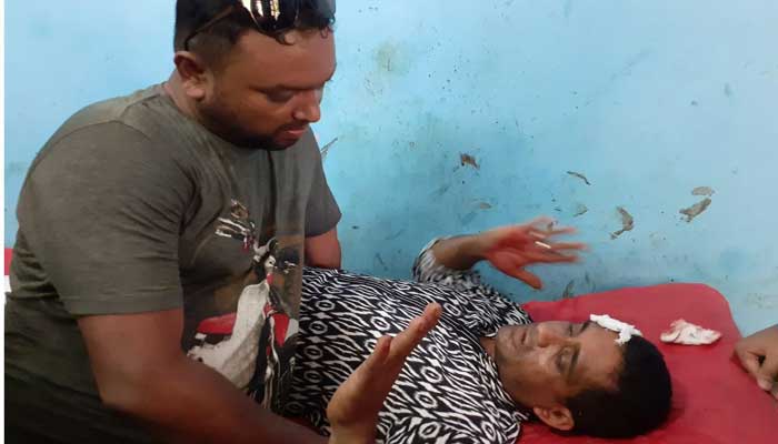ঠাকুরগাঁওয়ে সাংবাদিকসহ দু’জনকে কুপিয়ে জখম ঠাকুরগাঁওয়ে সাংবাদিকসহ দু’জনকে কুপিয়ে জখম