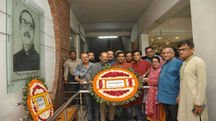 বঙ্গবন্ধুর প্রতিকৃতিতে বঙ্গবন্ধু সাংবাদিক পরিষদের শ্রদ্ধা বঙ্গবন্ধুর প্রতিকৃতিতে বঙ্গবন্ধু সাংবাদিক পরিষদের শ্রদ্ধা