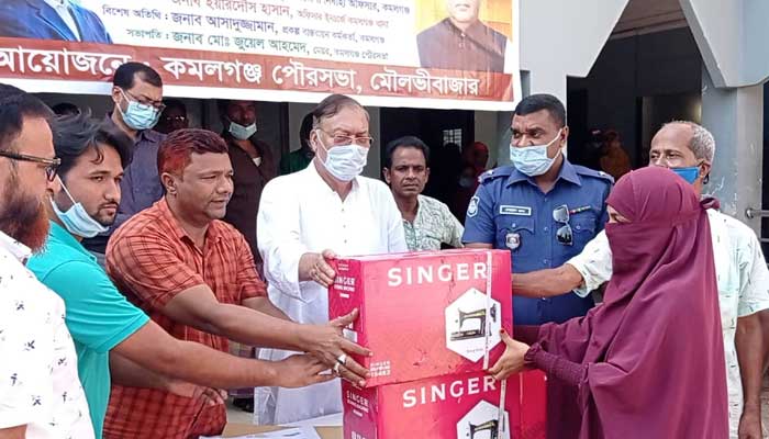 কর্মদক্ষ নারীদের মধ্যে সেলাই মেশিন বিতরণ কর্মদক্ষ নারীদের মধ্যে সেলাই মেশিন বিতরণ
