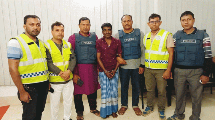 পলাতক ও একাধিক ডাকাতি মামলার আসামী কালাবাবুল গ্রেপ্তার পলাতক ও একাধিক ডাকাতি মামলার আসামী কালাবাবুল গ্রেপ্তার