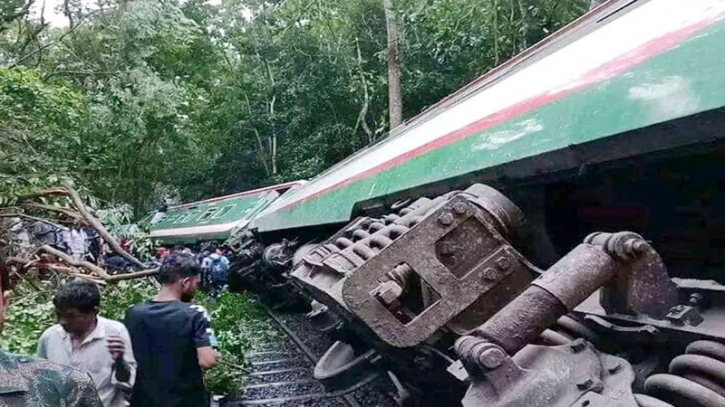 লাউয়াছড়ায় ট্রেন লাইনচ্যুত : সিলেটের সঙ্গে রেল যোগাযোগ বন্ধ