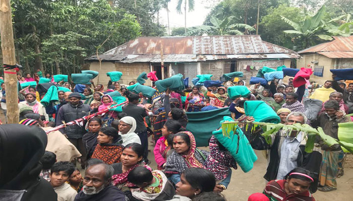 ফেইসবুকে স্ট্যাটাসের মাধ্যমে সহায়তা নিয়ে কমলগঞ্জে কম্বল বিতরণ