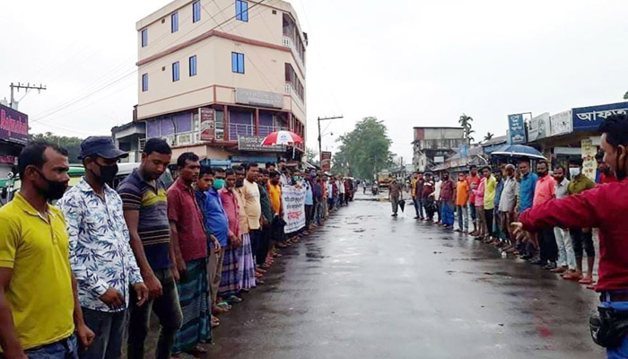 অনুদানের দাবিতে কমলগঞ্জে ট্রাক-লরি শ্রমিকদের মানববন্ধন