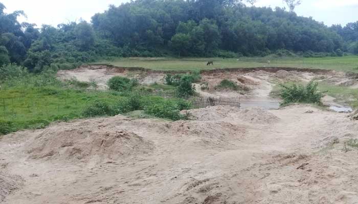 টিলা ও পাহাড়ি ছড়া খুঁড়ে অবৈধ বালু উত্তোলনে হুমকিতে পরিবেশ