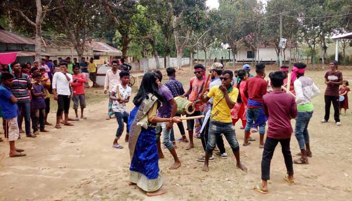 ফাগুয়া উৎসবে মাতলো চা শ্রমিকরা ফাগুয়া উৎসবে মাতলো চা শ্রমিকরা
