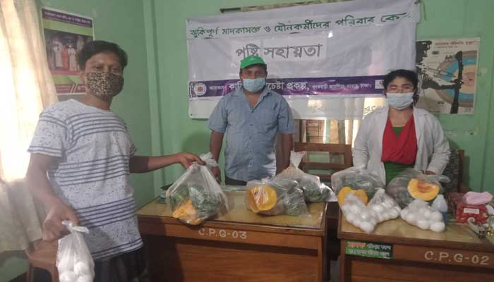 সাভারে ‘ঝুঁকিপূর্ণ জনগোষ্ঠী’র মাঝে খাদ্যসামগ্রী বিতরণ সাভারে ‘ঝুঁকিপূর্ণ জনগোষ্ঠী’র মাঝে খাদ্যসামগ্রী বিতরণ