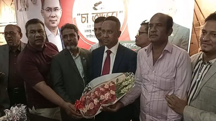 বিএনপি নেতার খোকনের সঙ্গে হাজিগঞ্জের নেতাকর্মীদের মতবিনিময় বিএনপি নেতার খোকনের সঙ্গে হাজিগঞ্জের নেতাকর্মীদের মতবিনিময়