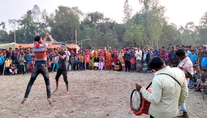 আক্কেলপুরে ঐতিহ্যের লাঠি খেলায় মানুষের ভিড়