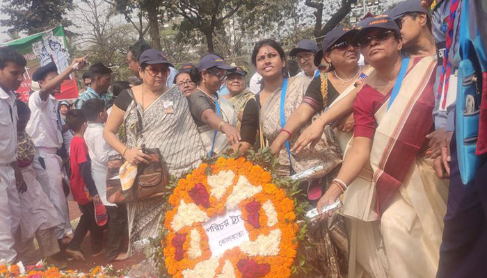 শহীদ মিনারে কলকাতা থেকে আসা বাঙালিরা শহীদ মিনারে কলকাতা থেকে আসা বাঙালিরা