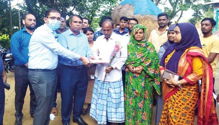 কলসিন্দুরের আট সাফজয়ী পরিবার পেল ৫০ হাজার করে কলসিন্দুরের আট সাফজয়ী পরিবার পেল ৫০ হাজার করে
