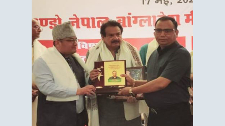 সমাজসেবী লুৎফল হককে সম্মানিত করলেন ভারতের কেন্দ্রীয় আইনমন্ত্রী সমাজসেবী লুৎফল হককে সম্মানিত করলেন ভারতের কেন্দ্রীয় আইনমন্ত্রী