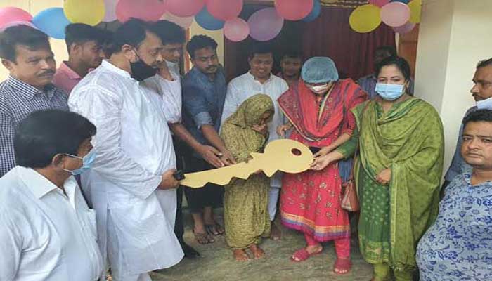 প্রধানমন্ত্রীর ঘর পেয়ে খুশিতে কাঁদলেন মতিজান প্রধানমন্ত্রীর ঘর পেয়ে খুশিতে কাঁদলেন মতিজান