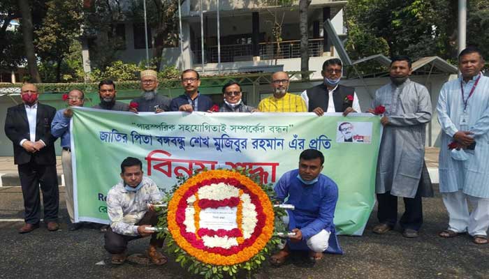 বঙ্গবন্ধুর প্রতিকৃতিতে রেজিস্ট্রার ফোরামের শ্রদ্ধা