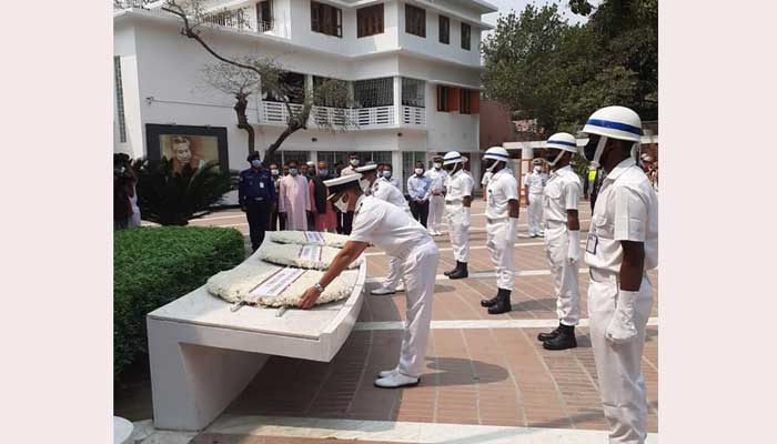 বঙ্গবন্ধুর সমাধিতে শ্রদ্ধা জানালেন ভারতীয় নৌবাহিনী প্রতিনিধিরা বঙ্গবন্ধুর সমাধিতে শ্রদ্ধা জানালেন ভারতীয় নৌবাহিনী প্রতিনিধিরা